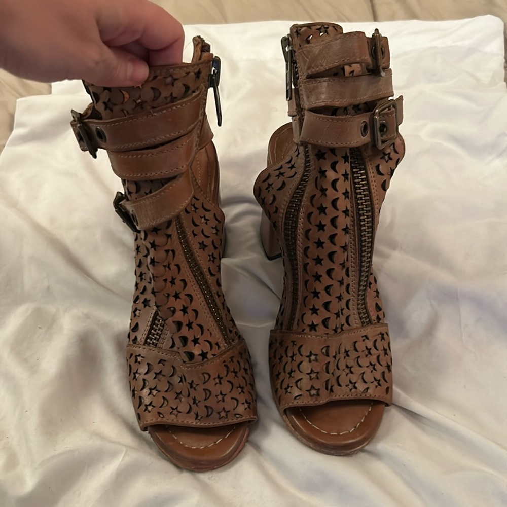 Freebird Theresa- Size 9- brown (saddle) leather heel